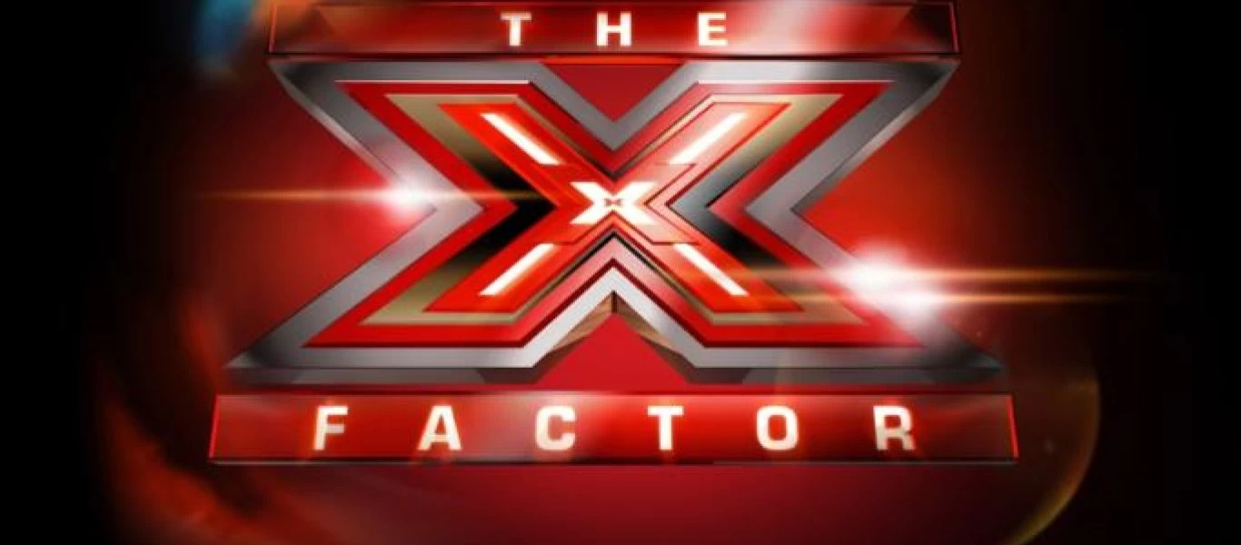 X-Factor: Πήγε να φιλήσει τους κριτές και έπεσε από την σκηνή (βίντεο)